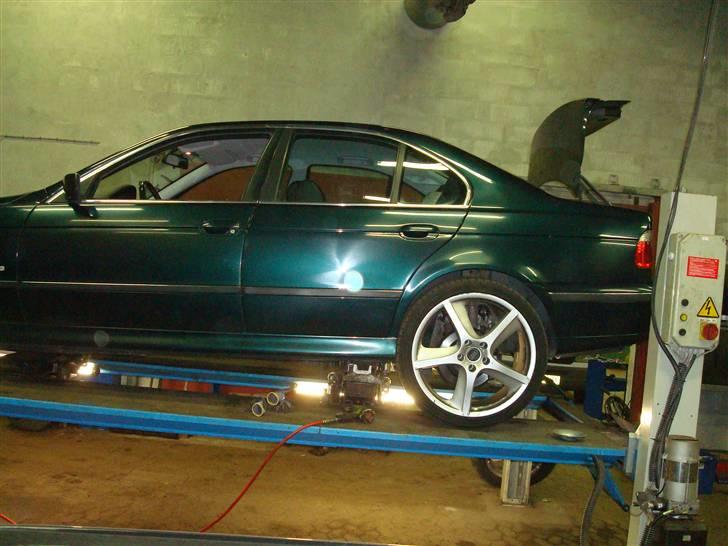 BMW e39 528i SOLGT - 22" Mååååske lidt for stort.. ;-) billede 8