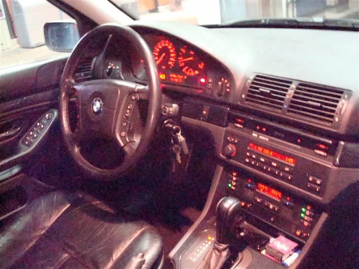 BMW e39 528i SOLGT - Lidt skidt billede, desværre. billede 11