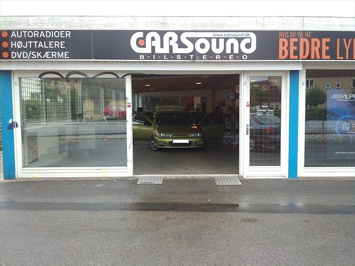 Nissan Almera SR - Fik lidt hjælp med den sidste kabelføring og at få klemt ringsko på kablerne billede 20