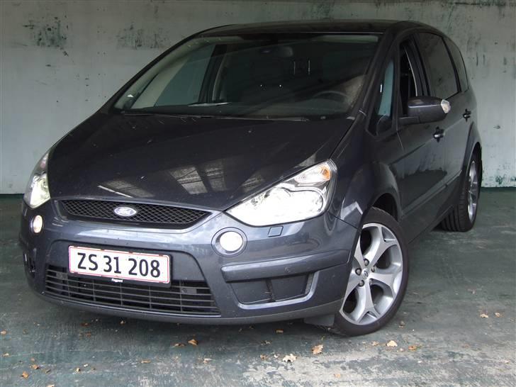 Ford S-Max 2.0 TDCI Titanium - Midterkonsol. Den blå pose er mine saltlakridser. Drikkevandet er i det afkølet handskerum billede 19