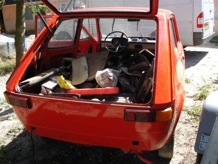 Fiat 127 - En masse dele fulgte med. De fleste var dog ubrugelig efter 1½ år hvor bilen havde stået udenfor uden siderude billede 13