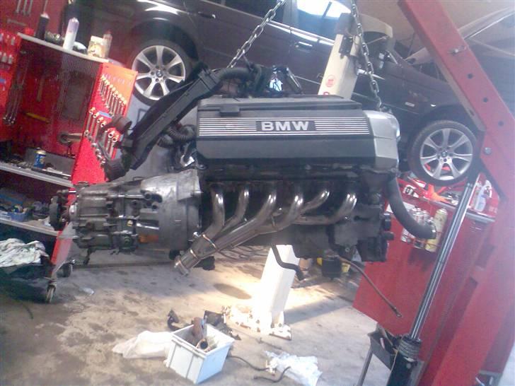 BMW E34 520i - 525i (solgt) - ny 2.5 med banan der skal ligges i billede 11