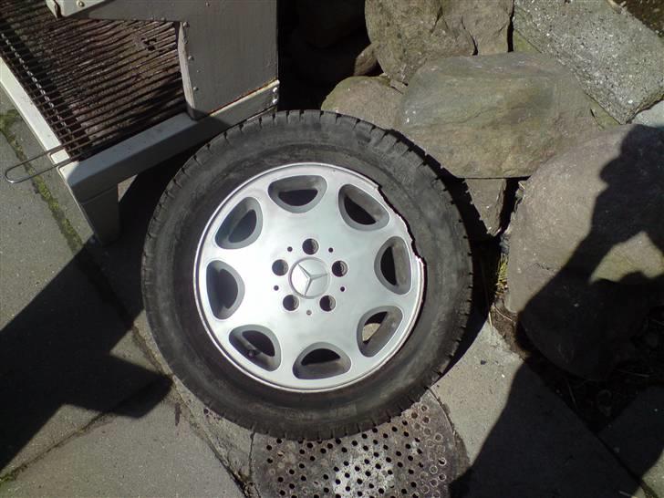 Mercedes Benz 190E solgt - hehe. et lille uheld en dag hvor det var lidt glat:) billede 12