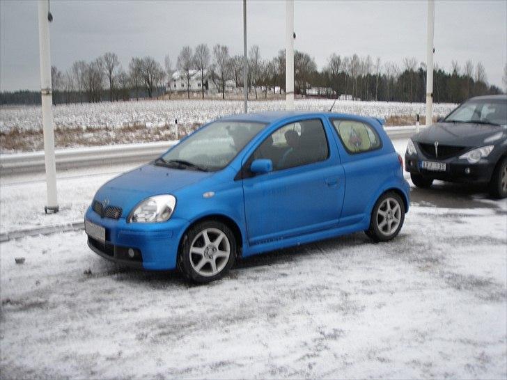 Toyota Yaris T-Sport SOLGT - Også lige et billede med org. T-sport alufælge med vinterdæk. billede 13