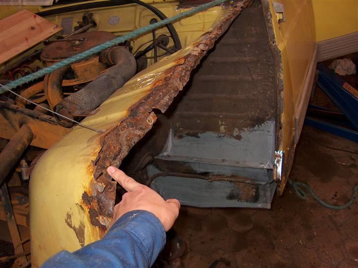 Renault 4 GTL 4døres SOLGT - hmm der plejer da at være en kant her billede 3