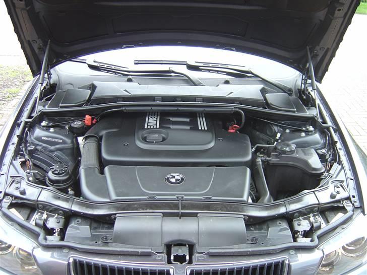 BMW 320D E91 Touring (Solgt) - Motorrummet. billede 12