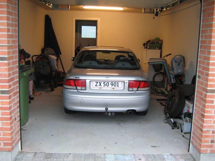 Mazda 626 1,8i ***solgt*** - her står så en fin nysynet bil i vores garage...... billede 7