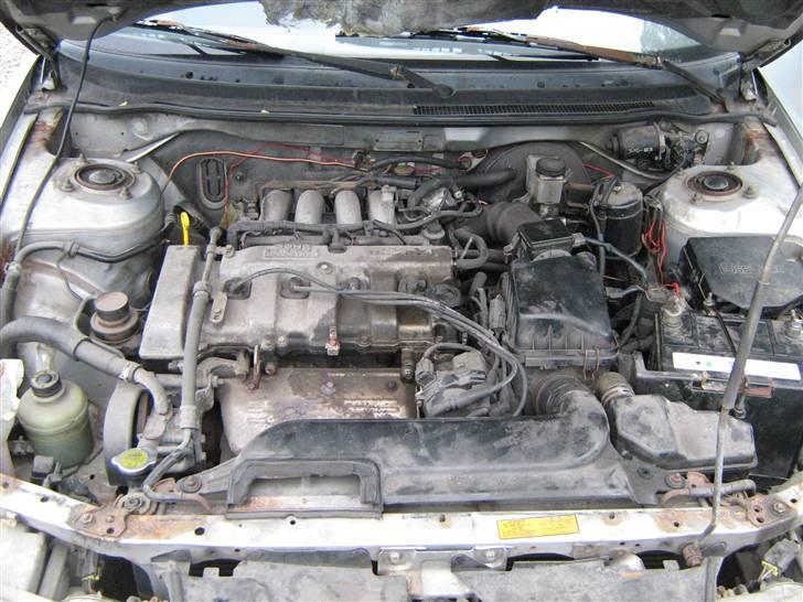 Mazda 626 1,8i ***solgt*** - jeg ved ikke helt om jeg skal prøve og gøre den ren og farve det lidt billede 10