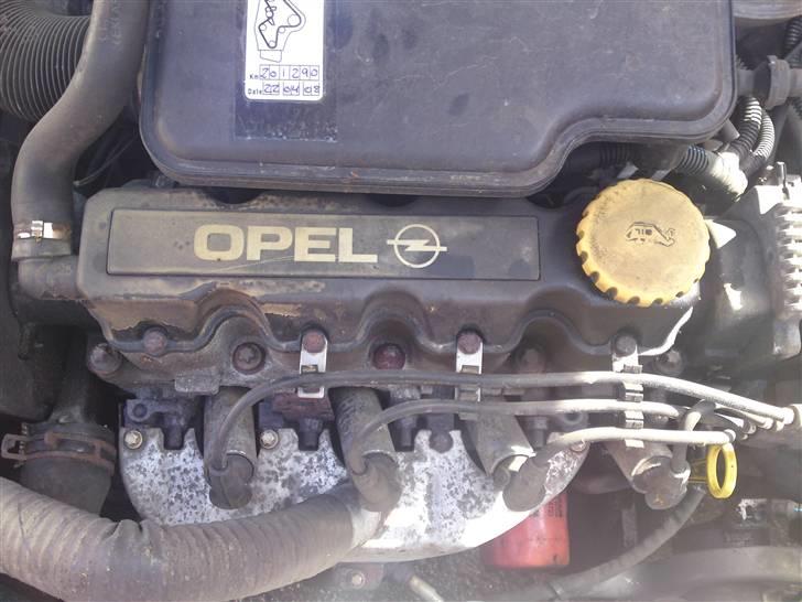 Opel corsa sport. TOTALT SKADE billede 9