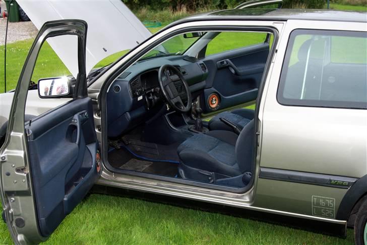 VW Golf VR6 - venstre side af kabinen med motorhjelmen oppe billede 12