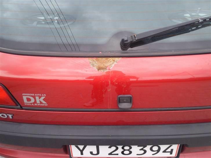Peugeot 306   SOLGT - desværre var der en lakskade med en mindre omgang overflade rust på bagklappen så den er jeg igang med  billede 7