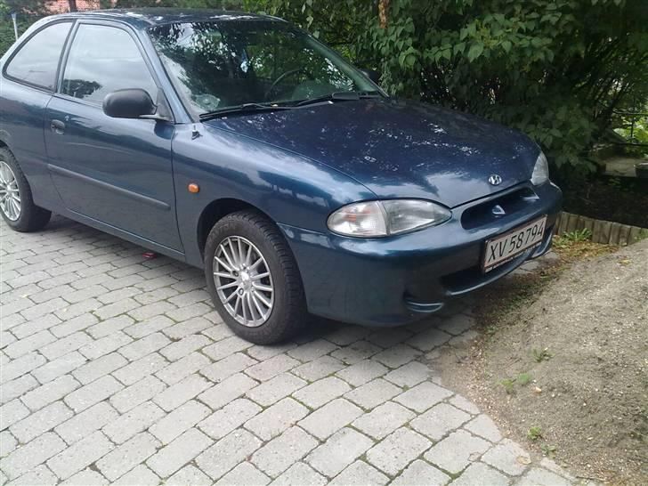 Hyundai Accent - det er så skråt forfra. man kan se mine fælge lidt. men de er møgbeskidte- billede 1