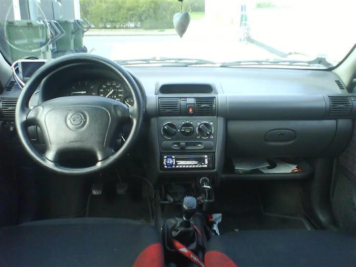 Opel Corsa 1.4 SI Sport - fra bagsædet billede 11