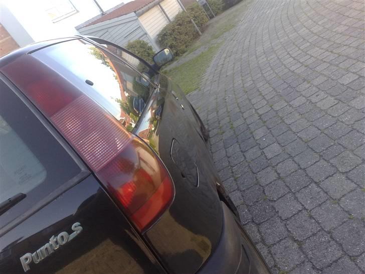 Fiat Punto S DØD! :D [Tidl. bil]  - her kan man vidst lige fornemme at bulen er rettet ud.. billede 3