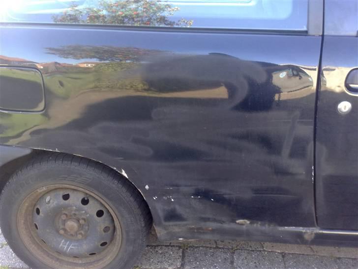 Fiat Punto S DØD! :D [Tidl. bil]  - bulen er værst i bunden, det øverste er nogenlunde væk, lidt spartel og maling så er den måske fin igen billede 4