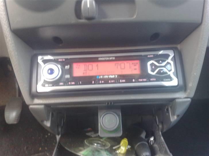 Fiat Punto S DØD! :D [Tidl. bil]  - min fine radio, kan sku skifte farve på displayet i mange forskellige farver billede 6