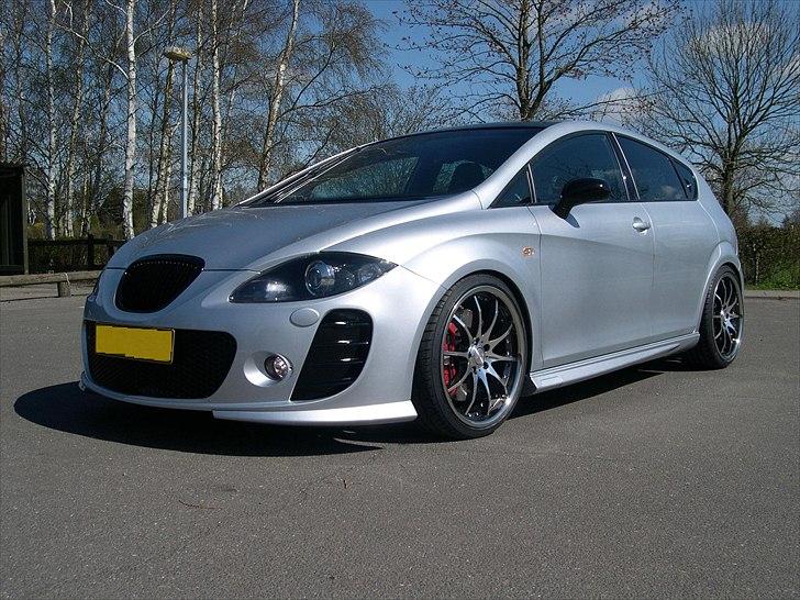 Seat Leon Cupra "solgt" - Fin Aero front og emblemfri grill. Plastik malet blanksort. billede 1