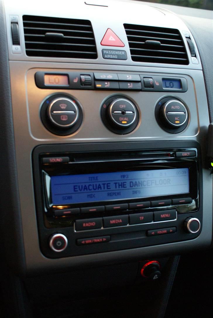 VW Touran  TDI  R 20" - 2 delt climatronic, samt 08/09 radio/cd billede 15