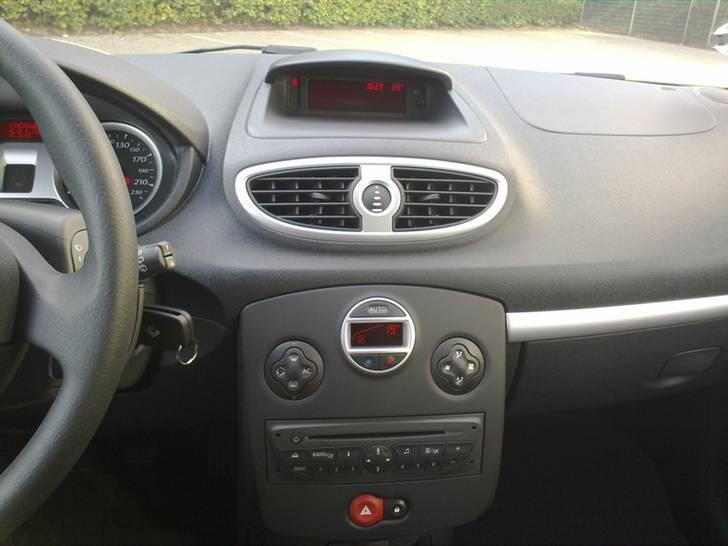Renault Clio III *SOLGT* - Elektronisk klima billede 8