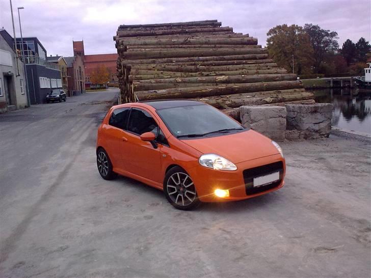 Fiat Grande Punto - Solgt - Sort tag, anden Grill, sorte ruder... - Mørke forlygter lige om hjørnet... billede 3