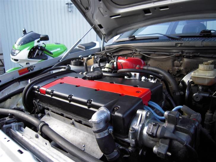 Opel Kadett E GSI 16v - Lidt nye farver i motorrummet billede 6