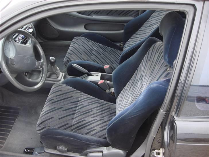 Toyota - Solgt - Corolla 1,6 GSI - Kabinen efter sæddevask, måtterne er ikke kommet i igen på det billed.. skulle lige renses billede 7