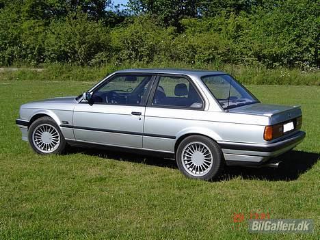 BMW E30 318is SOLGT billede 3