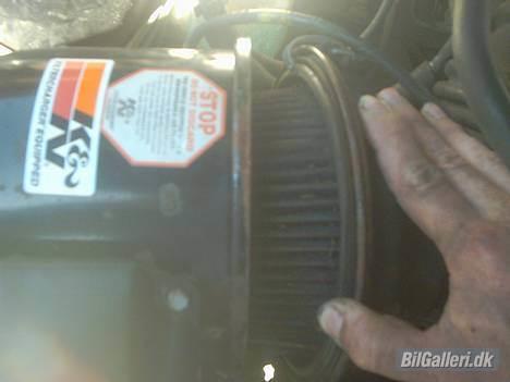 Mitsubishi Galant *solgt* - Her er et billed af mit KN-Filter, kunne ikke lige rykke den længere ud uden og skulle skille det af. billede 8