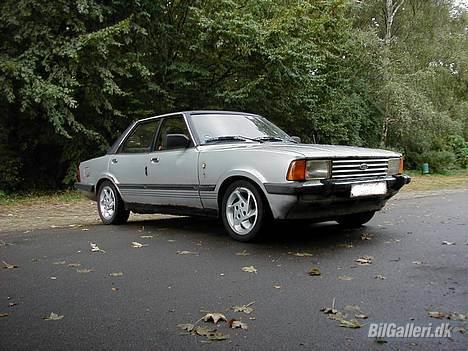 Ford Taunus 2,8(den blå bisse) - sådan så den ud da jeg købte den.. og her kan man se de 3 striber hen af siden som en rigtig ghia havde billede 3