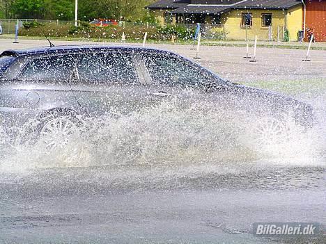 Alfa Romeo 156 RST SW 1,9 JTD 16v  - yyyyyhhaaaaa, på glatbane. Alt elektroniken( ABS, VDC og ASR) gjorde det lidt kedeligt ;o(.......men det virker ;-) billede 14