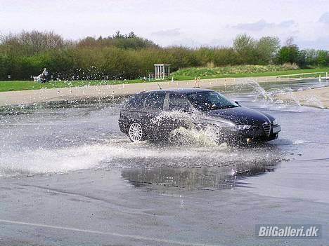 Alfa Romeo 156 RST SW 1,9 JTD 16v  - yyyyyhhaaaaa, på glatbane. Alt elektroniken( ABS, VDC og ASR) gjorde det lidt kedeligt ;o(.......men det virker ;-) billede 18