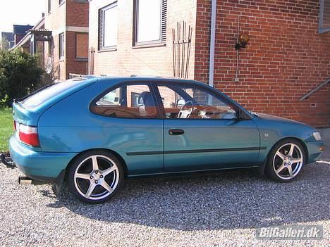 Toyota Corolla - Så kom 17" Rullerne endelig på, man kan lige se min One2Pipe bagpotte som også er kommet på :-) billede 6