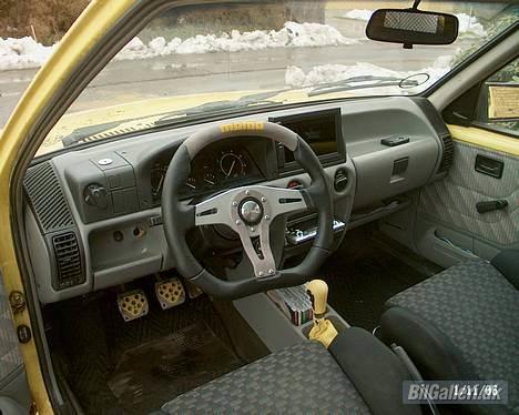 Opel corsa a GT - så er der kommet momo rat, gsi instrument, andre pedaler, anden gearknop, og en 7" tft skærm i.. NICE =) billede 6