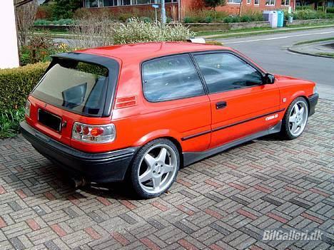 Toyota Corolla 1.6 Gsi - SOLGT - Ja der er ikk gjort meget ved den udefra men lidt er der da!:-) Her står den med mine nye 17 billede 1