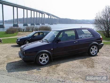VW Golf 2 *Solgt* - Mig og min kammi i baggrunden der også er herinde på galleriet billede 6