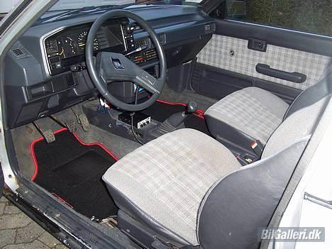 Toyota Corolla *SOLGT* - Støvsuget, nye bundmåtter og gjort ren i vinyl rens :-) billede 5