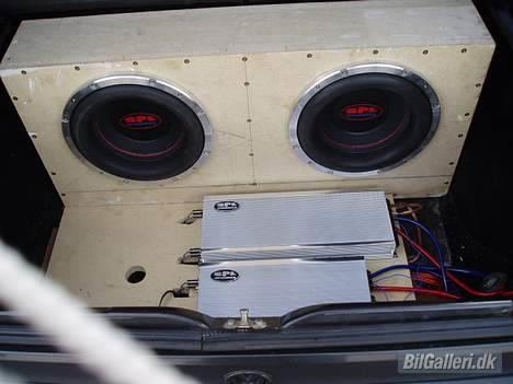 VW Golf 1,8 GT Special SOLGT - Se bort fra dette projekt som aldrig blev beklædt.. :-) Org. beklædt bagegerum med stort filt. billede 6