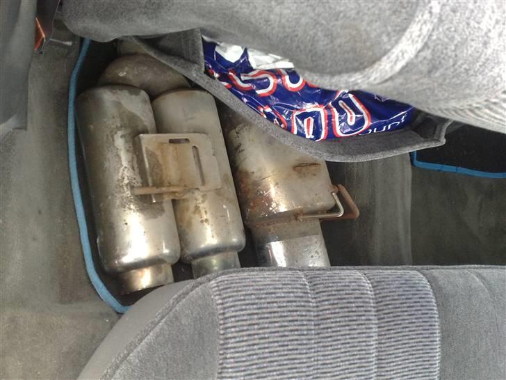 Mitsubishi Galant 2.0 Glsi (Skrottet - 2 bagpotter og ledninger til subwoofer, smider den til venstre på bilen...  billede 11