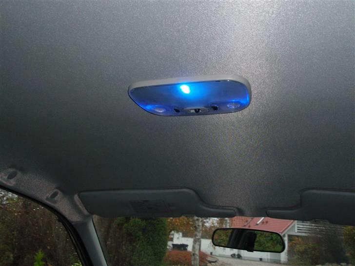 Mazda 323 BA Sedan 1,5 GLX - Blå dioder isat istedet for de alm. glødepærer. Lyser faktisk rigtig kraftigt. billede 13