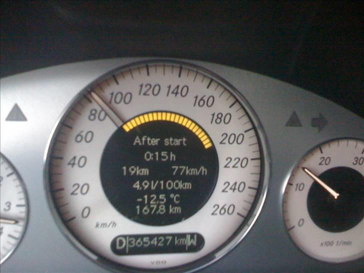 Mercedes Benz E 320 Avantgarde - lidt små kølig... men kan da ikke klager over den ikke er økonomisk at køre i, af en med 6 propper. over 20 km/l de sidste 19 km.  billede 13
