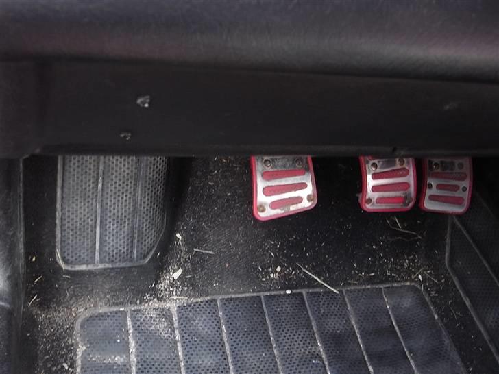 VW golf 3 *Golfi* (Solgt) - Orkede ikk lii a støvsuge, men så ka i da se pedalerne :) billede 5