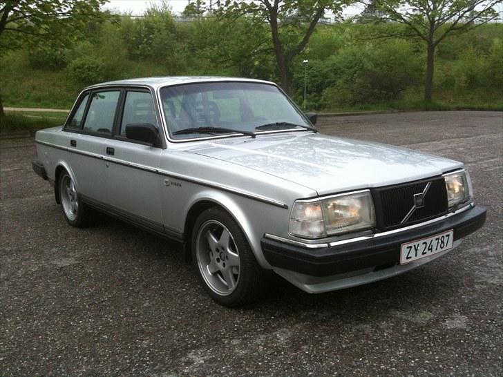 Volvo 240 GL *SOLGT* - Nye billeder, endelig er bilen kommet i den rigtige højde og glasset i front er nu ensfarvet, mangler sideblink på skærmen, skal lige monteres. :0) billede 1