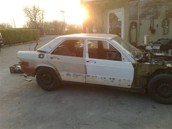 Mercedes Benz 190 - bilen inden maler billede 9