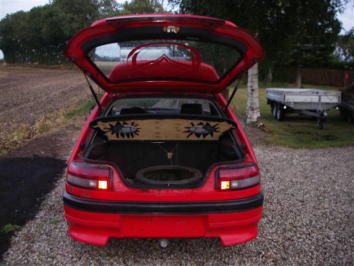 Mazda 323 1,6 (skrottet) billede 2