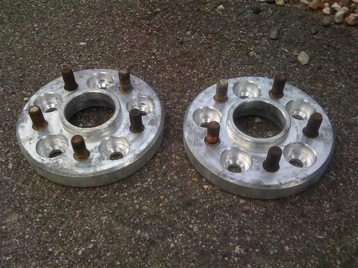 Volvo 240 GL *SOLGT* - Alu spacere som er lavet på den rigtige måde, så der ikke ændres på bolt længden. Min bror Visti har lavet dem. billede 7