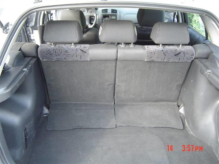 Mazda 323 F BJ 2.0 DITD - SOLGT - Bagagerumet billede 6