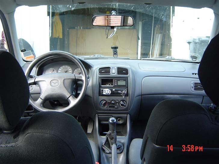 Mazda 323 F BJ 2.0 DITD - SOLGT - Inden i bilen billede 9