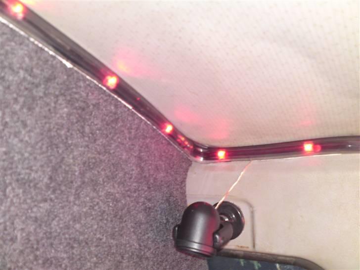 Mitsubishi pajero stjolet - diode lys i toppen af bagvæg og det blå kortlæse lampe i højre side billede 6