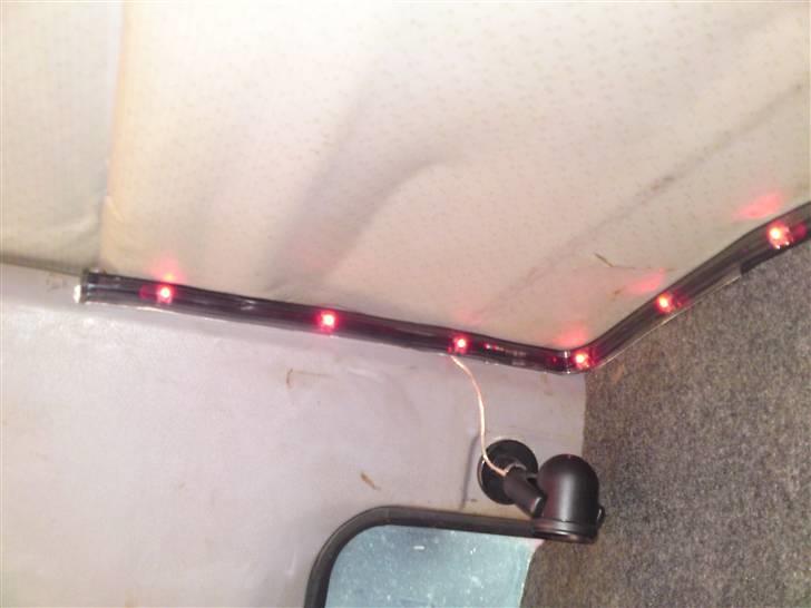 Mitsubishi pajero stjolet - diode lys i toppen af bagvæg og det blå kortlæse lampe i venstre side billede 7