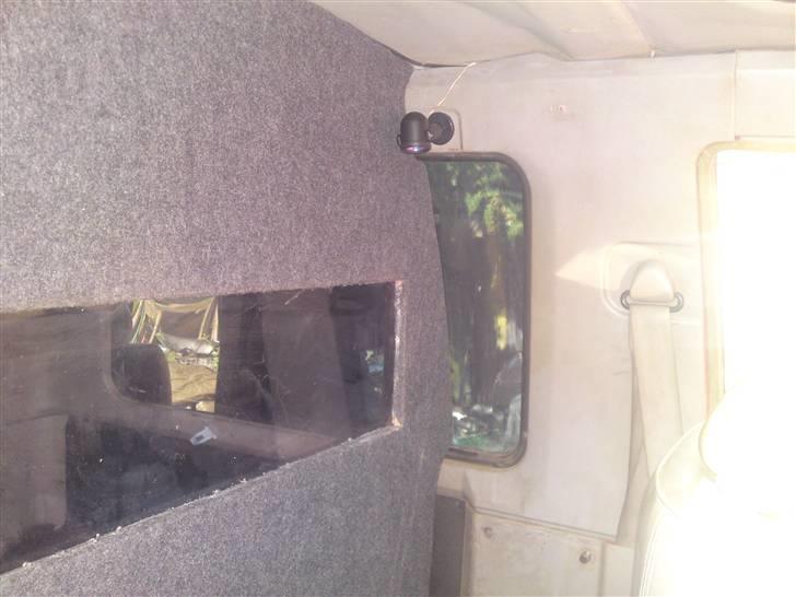 Mitsubishi pajero stjolet - bagvæg med plexigals og de skjulte højtalere billede 9